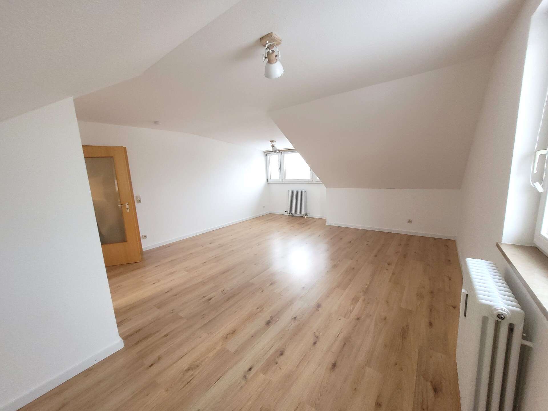 Immobilie in Poing - Charmantes 1-Zi.-DG-Appartement mit Dachgaube & durchdachtem Raumkonzept ! - Bild 2