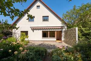 Ruhige Lage und doch ganz nah zum BER - Einfamilienhaus mit viel Potenzial in Rudow