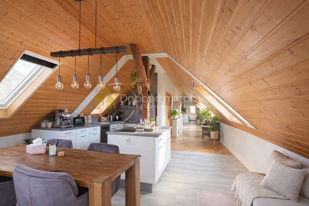 Immobilie in Michelbach an der Bilz - Außergewöhnliche Dachgeschosswohnung mit 3 Balkonen, Holzofen & Garage - Bild 2