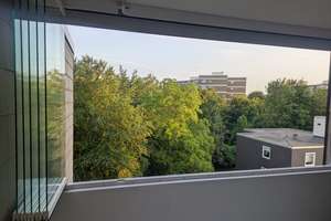 Provisionsfreie, helle 3-Zimmer-Dachgeschosswohnung mit verglaster Loggia, Blick ins Grüne & Aufzug – Kinzigstrasse 8, 38120 Weststadt, Braunschweig – Vorschaubild 2