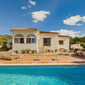 Immobilien zum Verkauf in Almogía