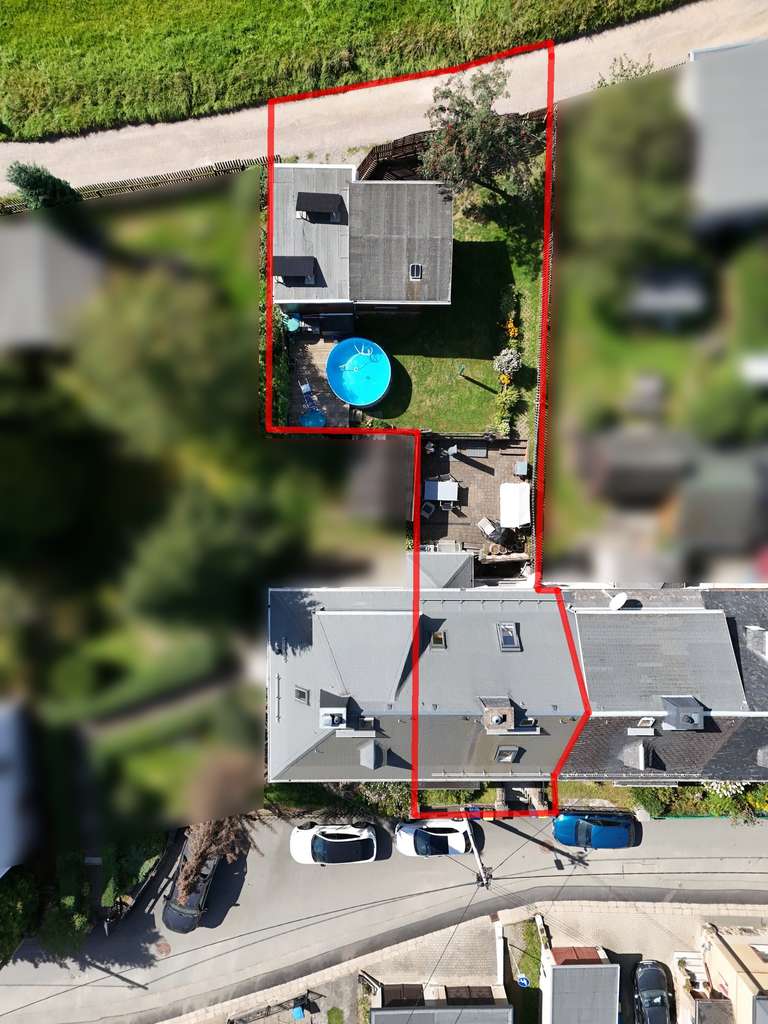 Immobilie in Lauter-Bernsbach - Kaufen, einziehen, wohlfühlen! Gemütliches, saniertes Reihenhaus mit Pool & Garage in Lauter - Bild 1