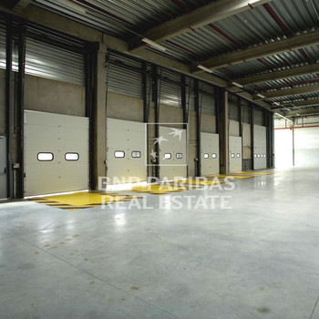 Umschlagshalle in guter Lage - direkt an der A661