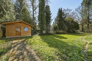 Charmantes Isartaler Holzhaus auf traumhaftem Grundstück mit enormem Entwicklungspotential. – Die vollständige Adresse der Immobilie erhältst du vom Anbieter., 81249 Lochhausen, München – Vorschaubild 3