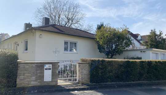 Bild von BAD HOMBURG Gonzenheim: Repräsentativer Walmdach-Bungalow mit Ausbaureserve in ruhiger Wohnlage!
