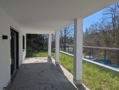 Ruhige Wohnlage! Großzügige Neubauwohnung mit überdachter Terrasse und Garten!