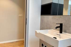 Luxus Dachgeschoss Wohnung (große Loggia ) -  Komplett saniert  - mit Klimaanlage & Einbauküche – Hermannstr. 22, 40233 Flingern Nord, Düsseldorf – Vorschaubild 23