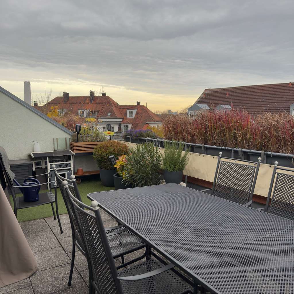 Helle 2-Zimmer-Dachgeschosswohnung mit großer Terrasse in Augsburg – Oberhausen