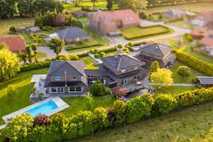 Exklusive Architektenvilla auf parkähnlichem Grundstück mit Pool und Galerieebene – Die vollständige Adresse der Immobilie erhältst du vom Anbieter., 26629 Großefehn – Vorschaubild 1