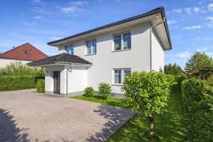 Architect-designed home in Biesdorf – 175 m² of living space with a garden, fireplace, and terrace