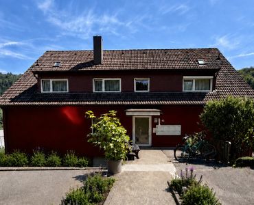 Wohnkomfort im Grünen – großzügige 3-Zimmer-Wohnung mit Balkon und Stellplatz in Bad Herrenalb