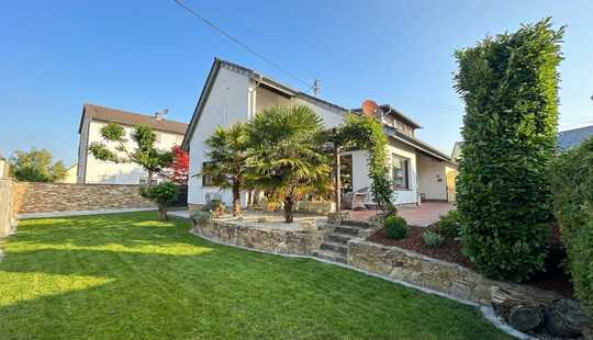 Bild von Modernisiertes Einfamilienhaus mit großem Garten, Sauna und Klimaanlage in Hattersheim am Main