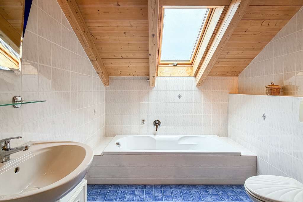 Immobilie in Petting - Attraktive Dachgeschosswohnung mit Balkon und Stellplatz im Vierfamilienhaus auf Erbbaurecht - Bild 4