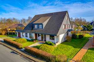 Geräumiges EFH mit vielfältigen Nutzungsmöglichkeiten!
194 qm Wfl., 9 Zi., 6 Bäder & S/O-Terrasse! – Nordfriesland (Kreis) – Vorschaubild 1
