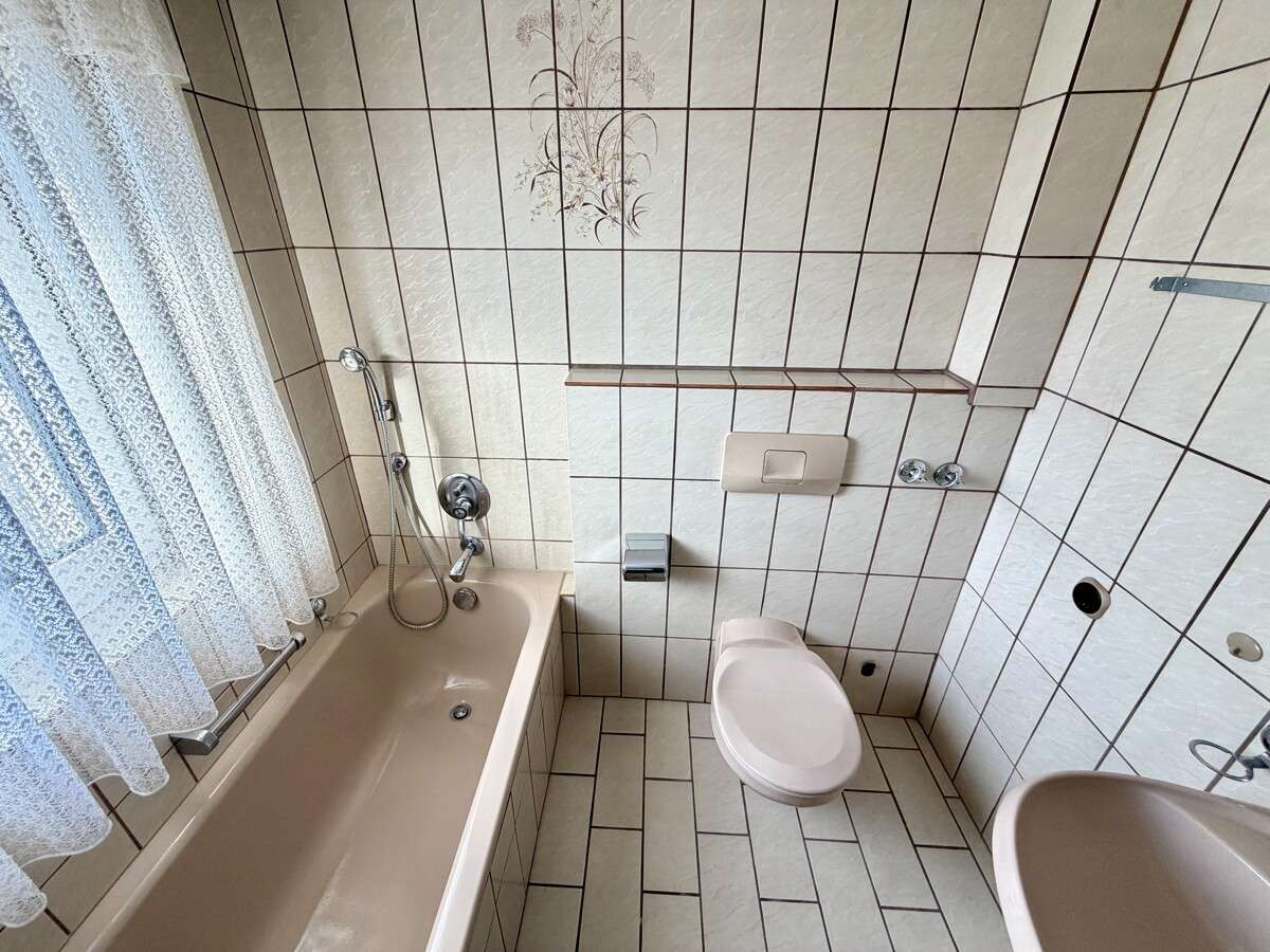 Immobilie in Regensburg - Renovierungsbedürftiges Zweifamilienhaus mit flexiblen Nutzungsmöglichkeiten in ruhiger Traumlage! - Bild 5