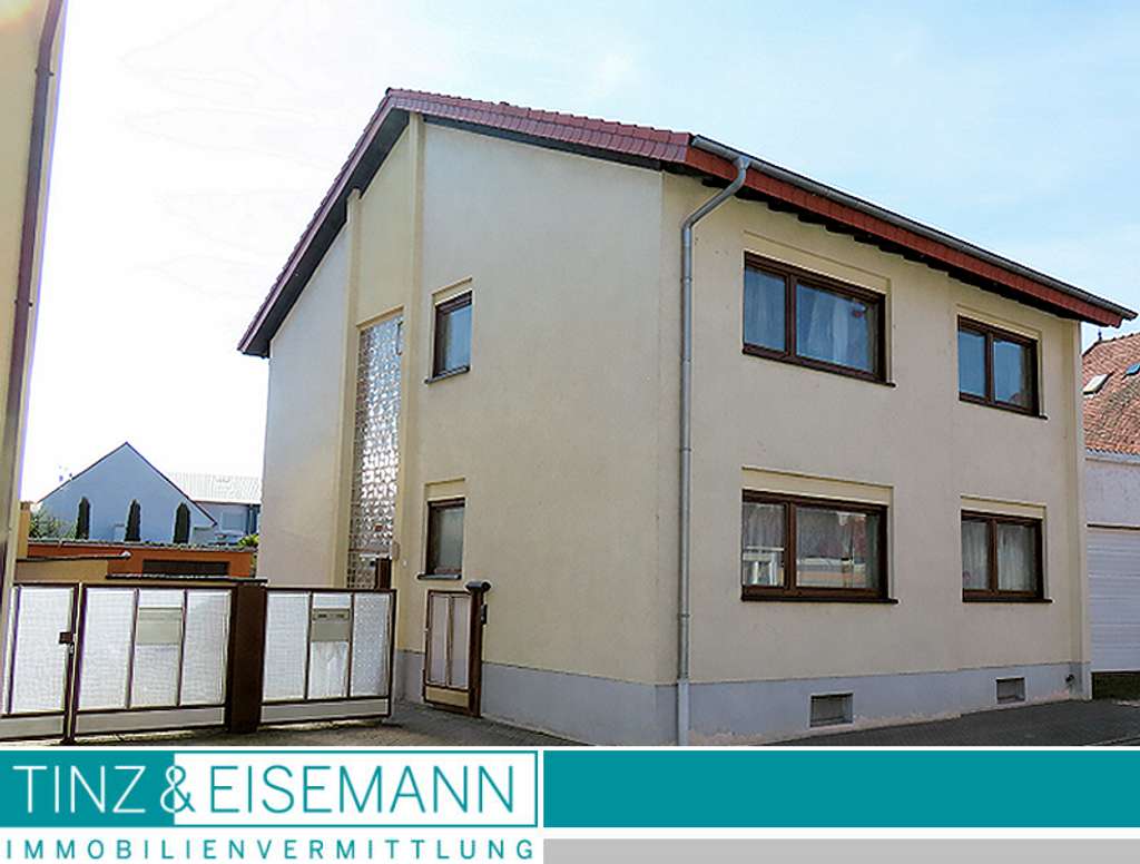 Immobilie in Oberhausen-Rheinhausen - Zweifamilienhaus mit attraktiver ganzjährig nutzbarer Terrasse in Oberhausen - Bild 0