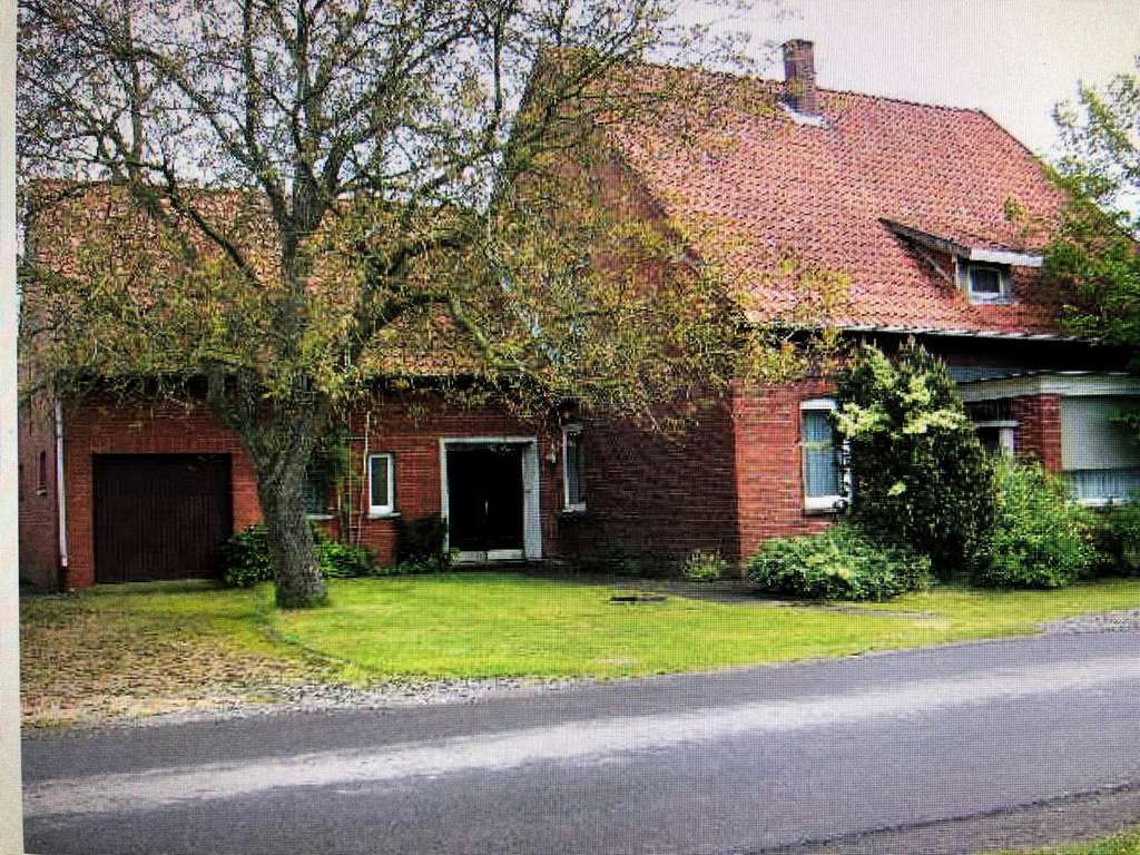 Immobilie in Niedernwöhren - Großzügiges Zweifamilienhaus mit großem Grundstück und Ausbaureserve in Niedernwöhren - Bild 0