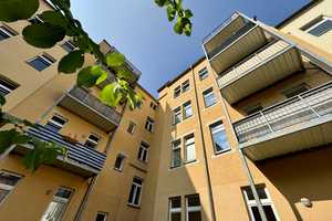Perfekte WG-Wohnung für Studenten: Helle 3-Raum-Dachgeschosswohnung mit Balkon, Aufzug und EBK – Uhlandstraße 12, 9130 Chemnitz – Vorschaubild 2