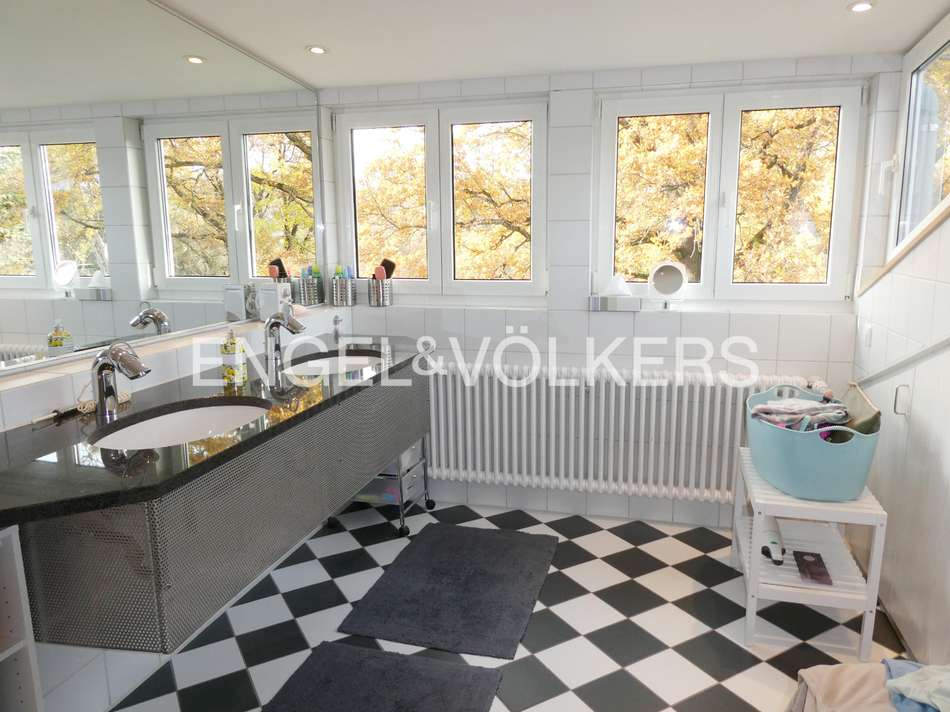 Großzügiges Badezimmer im DG