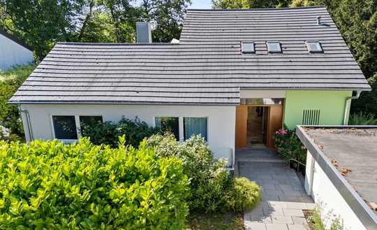 Viel Raum für Familie & Generationen: Einfamilienhaus mit Einliegerwohnung und Doppelgarage