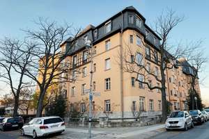 Charmante 5-Zimmer-Altbauwohnung mit Wintergarten & Balkon in Berlin-Westend