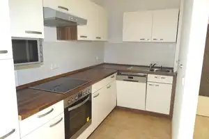 Offene Küche mit kompletter EBK - Fensterbad - Balkon - Abstellraum – Carl-von-Ossietzky-Straße 42, 9126 Chemnitz – Vorschaubild 8