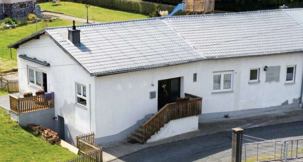 Immobilie in Elbtal - Bungalow mit Einliegerwohnung, Halle & 5 Stellplätzen – ruhige Lage in Elbtal - Bild 0