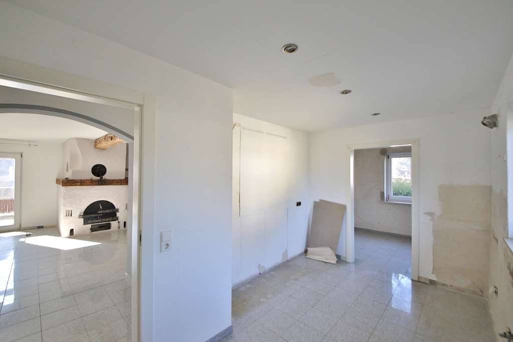 Immobilie in Sinzheim - Charmantes Zweifamilienhaus mit Balkon, Terrasse, Garten und viel Potenzial - Bild 4