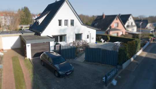 Bild von Modernisiertes Einfamilienhaus in ruhiger Lage mit besonderer Architektur und mehreren Terrassen