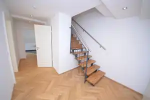 Hochwertig sanierte Maisonettewohnung mit Balkon, Fußbodenheizung und Parkettboden! – Beethovenstraße 22, 9130 Chemnitz – Vorschaubild 3
