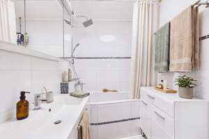Moderne 4-Zimmer-Wohnung mit Einbauküche, Balkon & Garage in Regensburg! – 93057 Reinhausen, Regensburg – Vorschaubild 5