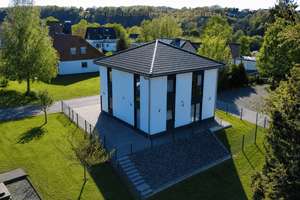 **Neubau Stadtvilla mit 6 Zimmern, Garten und 2 Stellplätzen** - Zum 01.07.2026 – Tulpenweg 1, 51570 Windeck – Vorschaubild 4
