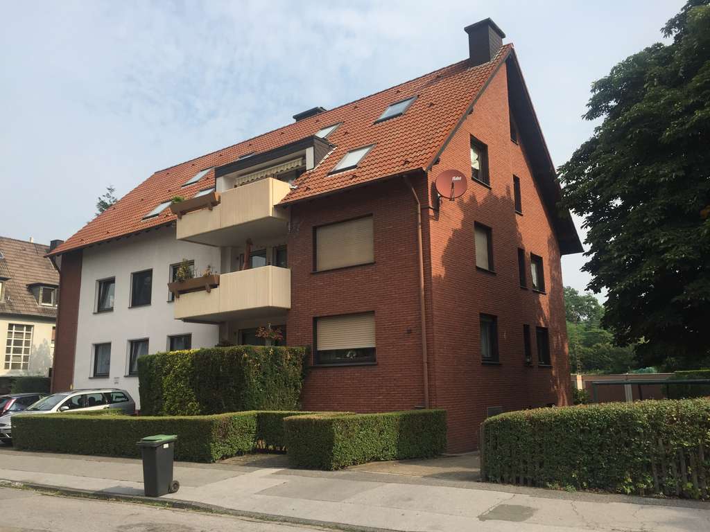 Maisonette-Dachgeschosswohnung mit großem Studio, Balkon und Garage in Innenstadtnähe