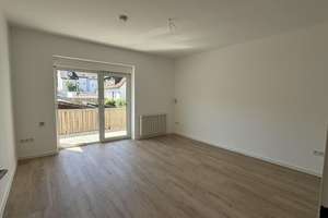 Eigener Garten! Wunderschöne, lichtdurchflutete 2-Zimmer-Wohnung mit Garten, Balkon und Stellplatz – Lindenstraße 2, 71522 Backnang – Vorschaubild 1