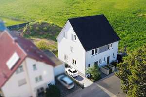 ÄUßERSTE FELDRANDLAGE: Perfekt aufgeteilt & vollunterkellert!  Wunderschöne DHH (L) im Neubaugebiet – Die vollständige Adresse der Immobilie erhältst du vom Anbieter., 68542 Heddesheim – Vorschaubild 1