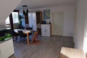 Ansprechende 2,5-Zimmer-DG-Wohnung mit Dachterrasse und Einbauküche in Henstedt-Ulzburg – Die vollständige Adresse der Immobilie erhältst du vom Anbieter., 24558 Henstedt-Ulzburg – Vorschaubild 2