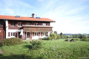 Bauernhaus mit zwei Einheiten, Garagen, Garten, Wirtschaftsraum, Weitblick, ruhige Lage - Altusried – Die vollständige Adresse der Immobilie erhältst du vom Anbieter., 87452 Altusried – Vorschaubild 1