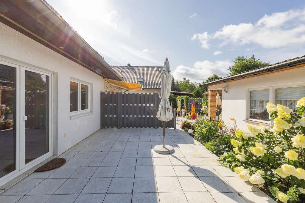 Immobilie in Werneuchen - Mit Sommerhaus! Doppelhaushälfte mit Einbauküche, Fußbodenheizung & ausgebautem Dach in Werneuchen - Bild 2