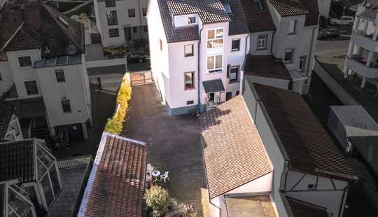 Bild von ZUSAMMEN LEBEN, GETRENNT WOHNEN – Vielseitiges Ein-bis Zweifamilienhaus mit Anbau, Garage & Innenhof