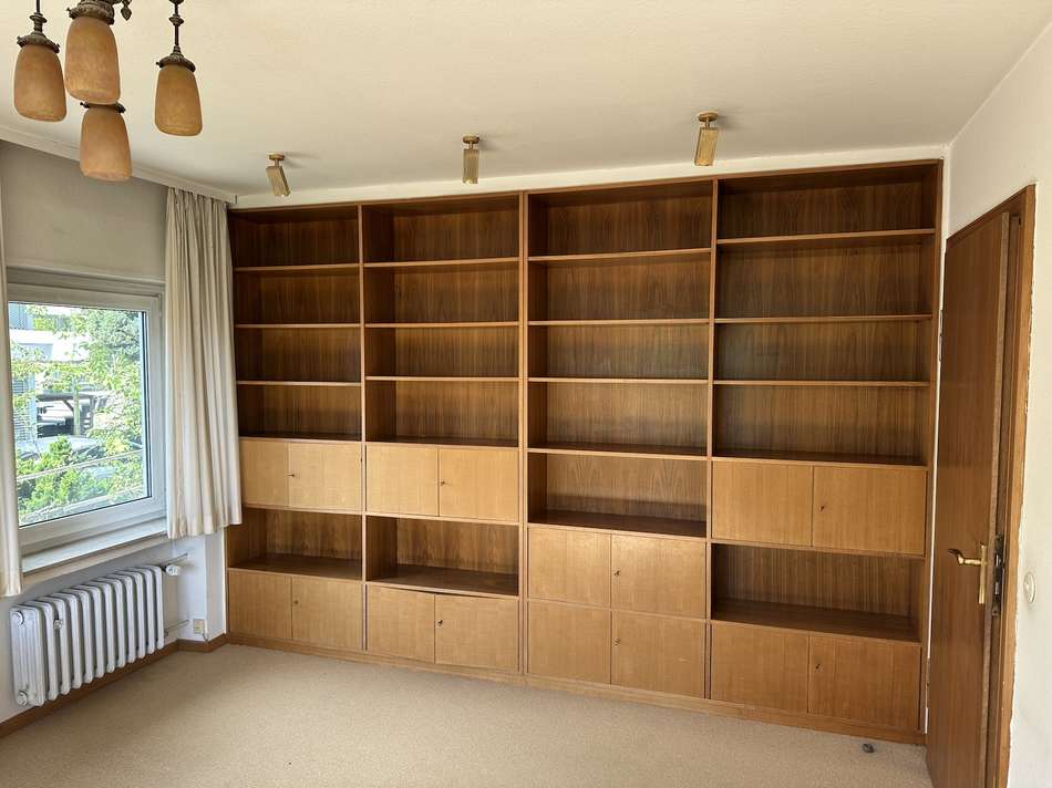 Einbauschrank im Lesezimmer