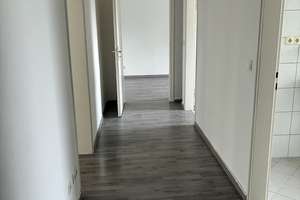 Zentral. Hell. Bezugsfertig – 4 Zimmer mit Balkon im Herzen der Stadt – 38226 Lebenstedt, Salzgitter – Vorschaubild 2