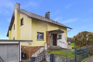 Usingen-Eschbach: Vielseitiges Wohnhaus mit Einliegerwohnung – Die vollständige Adresse der Immobilie erhältst du vom Anbieter., 61250 Usingen – Vorschaubild 1