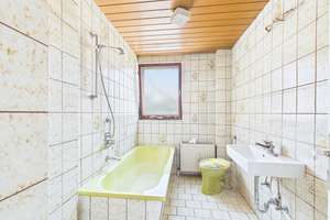 * RESERVIERT * ZWEIFAMILIENHAUS MIT VIEL PLATZ UND FLEXIBLER NUTZUNG – Die vollständige Adresse der Immobilie erhältst du vom Anbieter., 90574 Roßtal – Vorschaubild 4