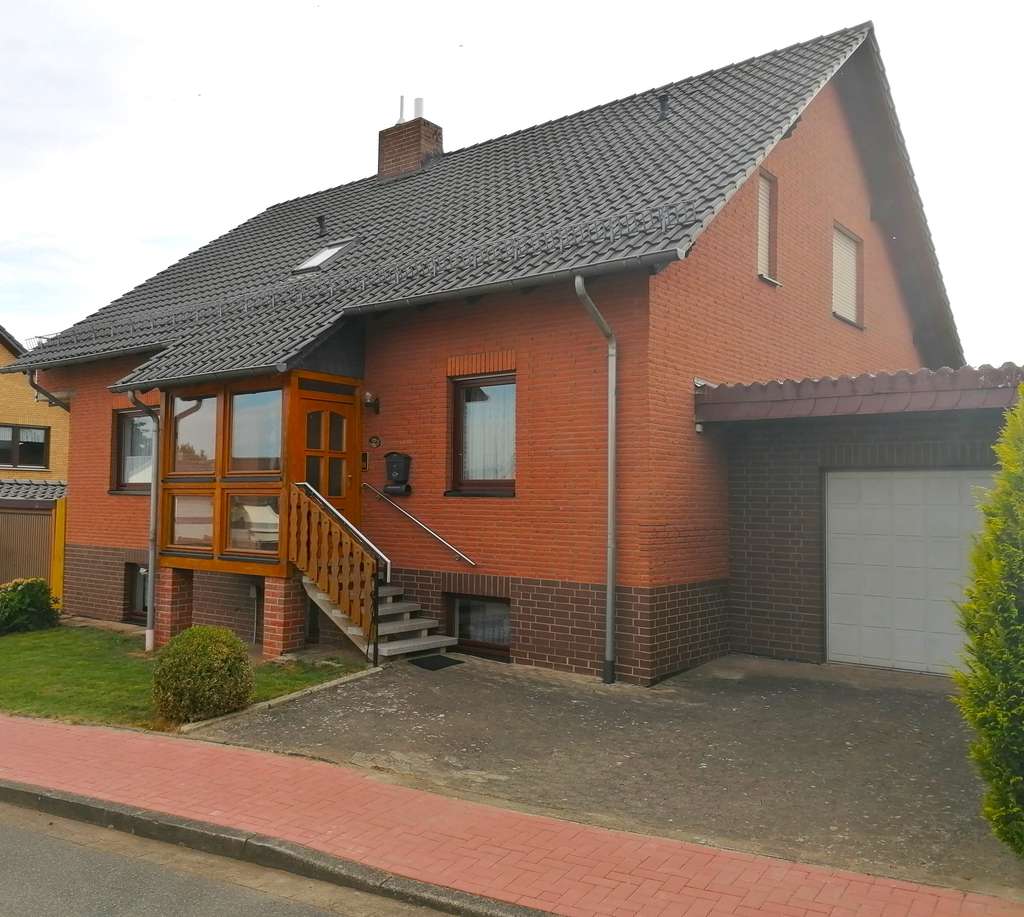 Immobilie in Rollshausen - Attraktives Einfamilienhaus mit gepflegtem, eingewachsenem Garten in ruhiger Lage in Rollshausen ! - Bild 2