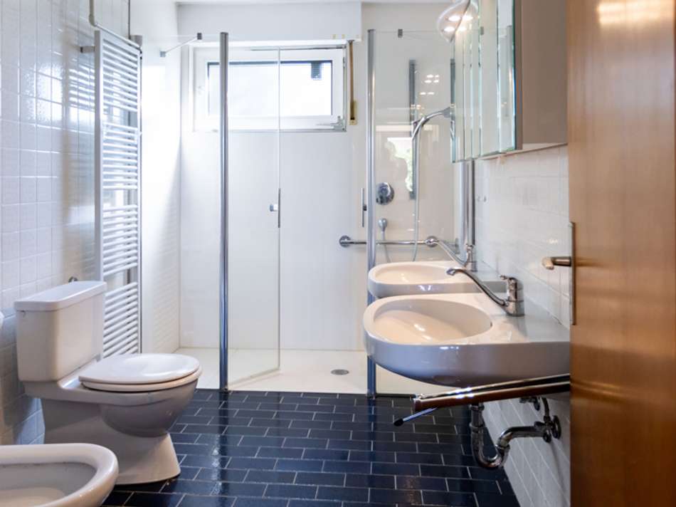 Bad mit bodenebener Dusche