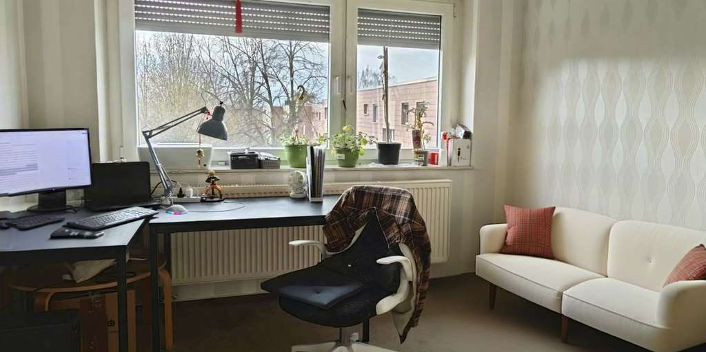 Sonnig, renoviert, 2,5 Z-Wohnung mit Loggia in Weststadt!
mit Einbauküche, Aufzug, Fahrradkeller
