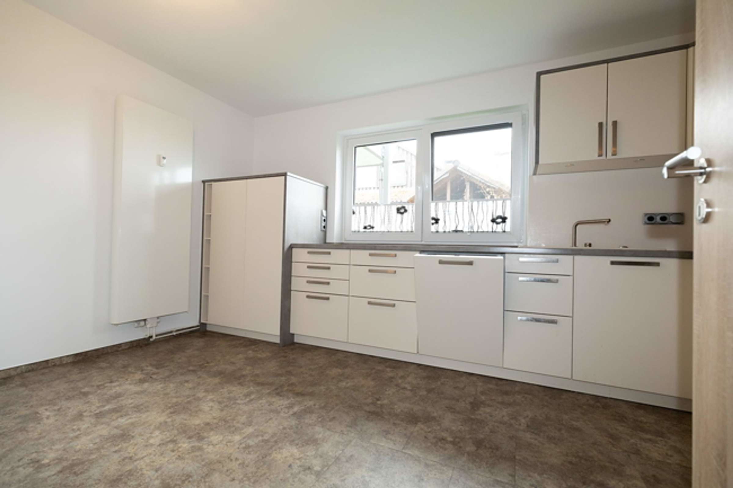 Attraktive 5-Zimmer-Wohnung mit herrlichem Ausblick und Wintergarten in naturnaher Ortsrandlage