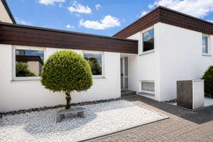 Wohnen auf versetzten Ebenen: Gepflegter Bungalow mit Garten und Garage