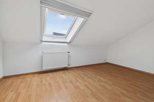 Gemütliche 3-Zimmer-Dachgeschoss Wohnung ab 1.11.2026 in Karlsruhe zu vermieten – Die vollständige Adresse der Immobilie erhältst du vom Anbieter., 76187 Knielingen, Karlsruhe – Vorschaubild 2