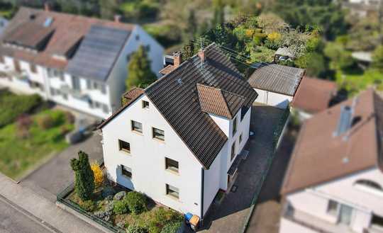 Charmantes Zweifamilienhaus mit ausgebautem Dachgeschoss, großem Garten - alle drei Wohnungen frei !